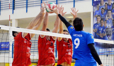 CV Melilla mantiene su fortaleza en casa y supera a Cisneros La Laguna