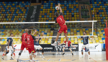 El Bus Leader San Roque no puede con el Cisneros en el derbi del Arena