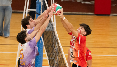 VCV firma una victoria épica ante Dumbría (3-2)