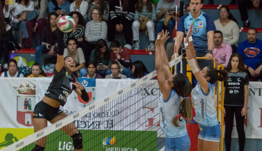 Un espectácular Cajasol Voley vence tres a cero a Avarca Menorca